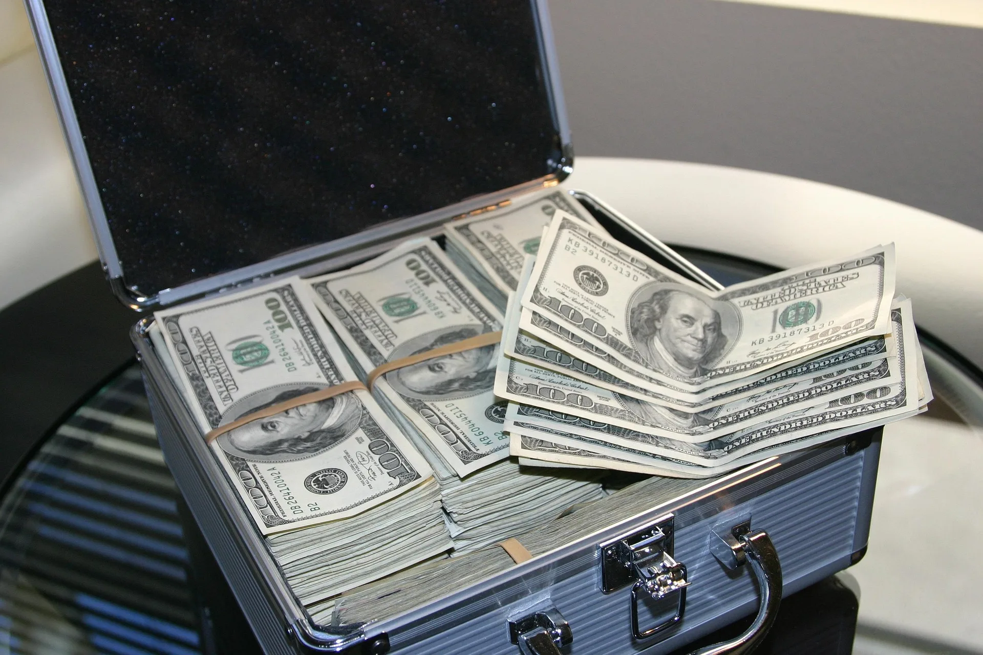 maklay62-money-1428584_1920.jpg