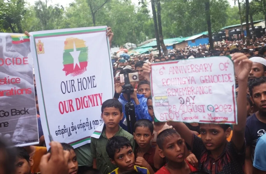 Πρόσφυγες Ροχίνγκια διαμαρτύρονται στο Cox's Bazar, Μπαγκλαντές, 2023 [Md. Jamal / VOA, Public domain, via Wikimedia Commons]